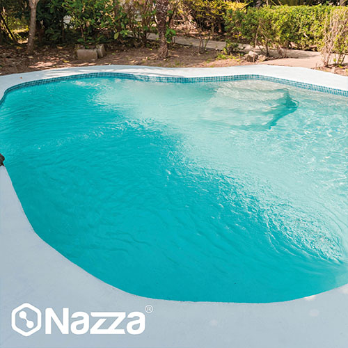 Piscine en polyester aux formes irrégulières, restaurée avec un revêtement uniforme, prête à être utilisée.